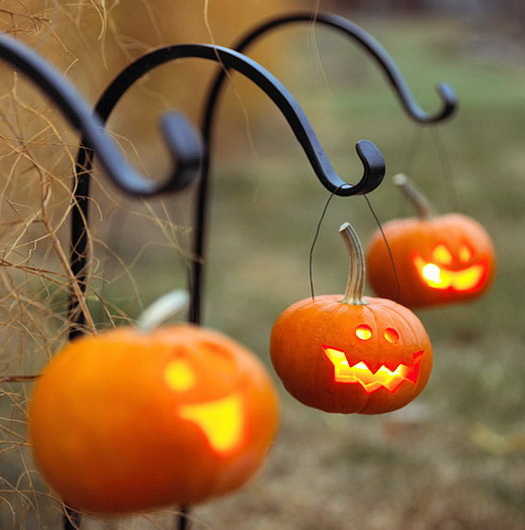 Scary-Outdoor-Halloween-Decorations-And-Silhouettes_02